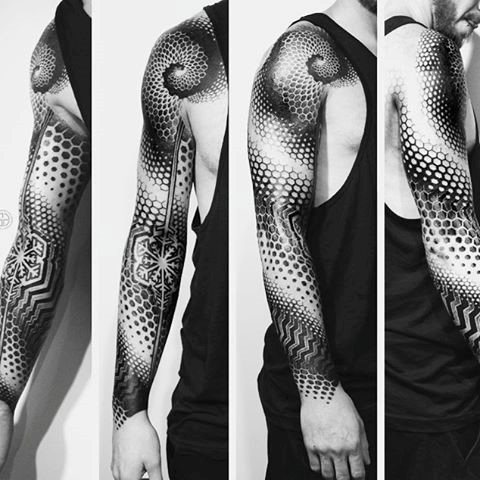 tatuaje geometrico manga para hombre 33