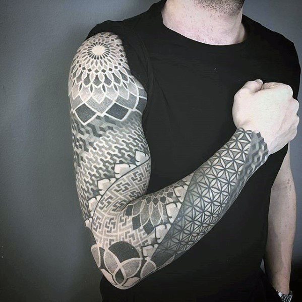 tatuaje geometrico manga para hombre 36