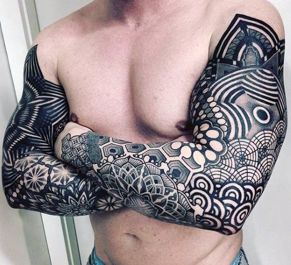 tatuaje geometrico manga para hombre 37