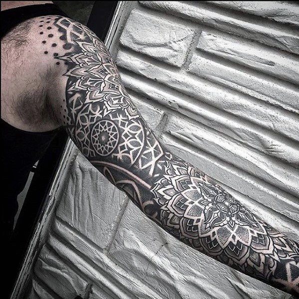 tatuaje geometrico manga para hombre 43