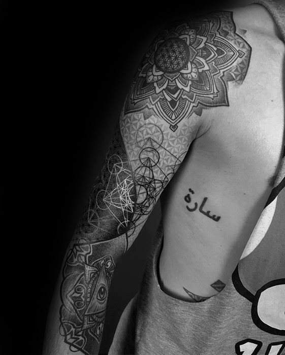 tatuaje geometrico manga para hombre 44