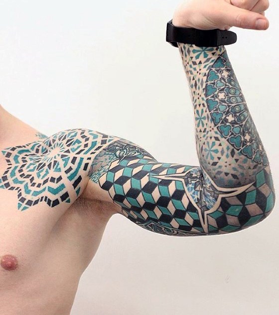 tatuaje geometrico manga para hombre 45
