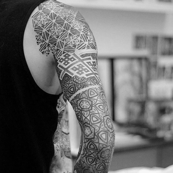tatuaje geometrico manga para hombre 47