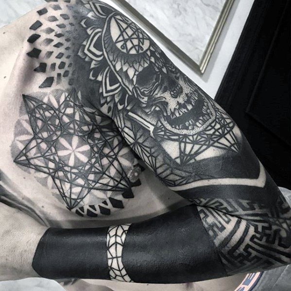 tatuaje geometrico manga para hombre 48