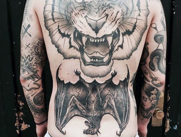 tatuaje murcielago para hombre 16