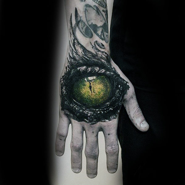 tatuaje ojo realista para hombre 07