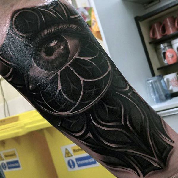 tatuaje ojo realista para hombre 09