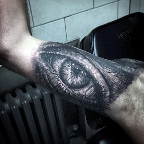 tatuaje ojo realista para hombre 11