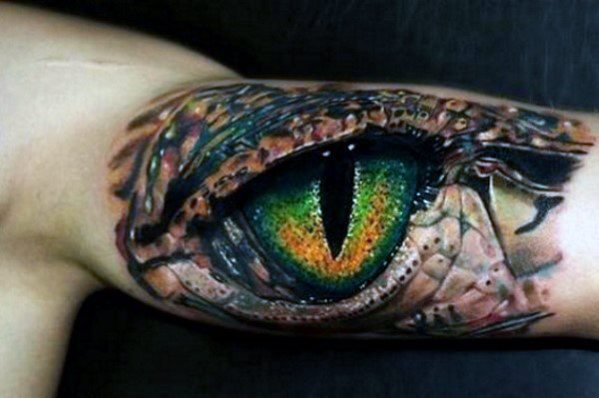 tatuaje ojo realista para hombre 14