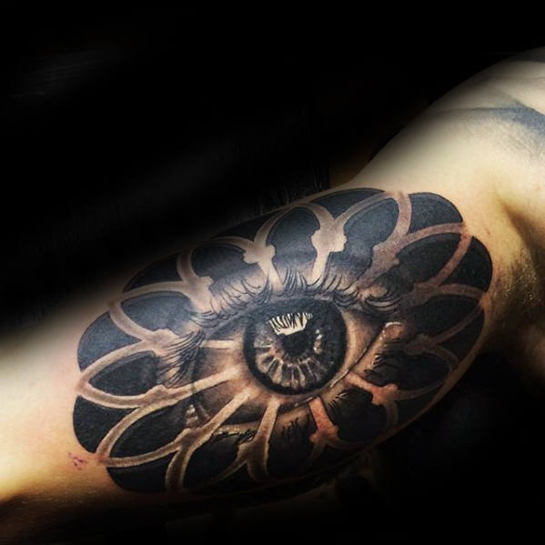 tatuaje ojo realista para hombre 15