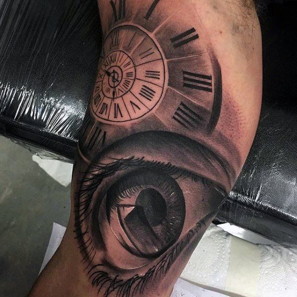 tatuaje ojo realista para hombre 34