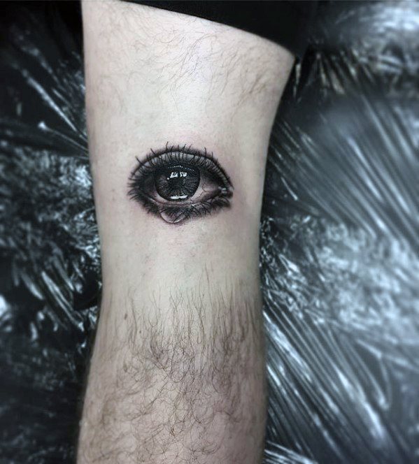 tatuaje ojo realista para hombre 36