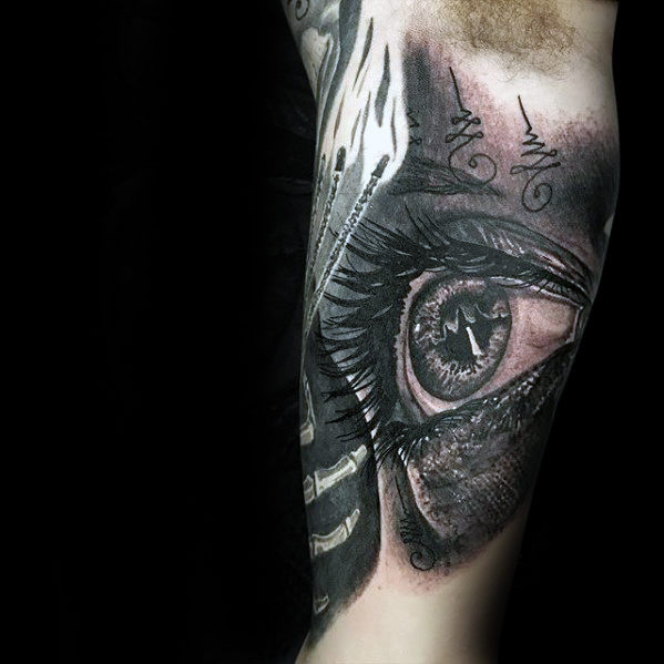 tatuaje ojo realista para hombre 37