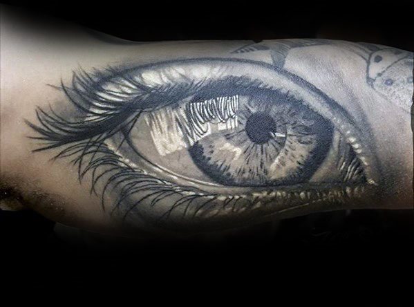 tatuaje ojo realista para hombre 43
