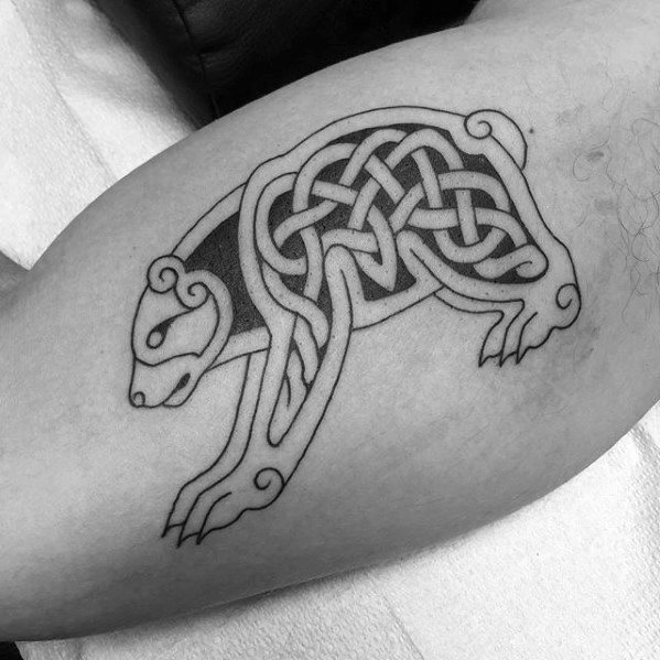 tatuaje oso celta para hombre 12