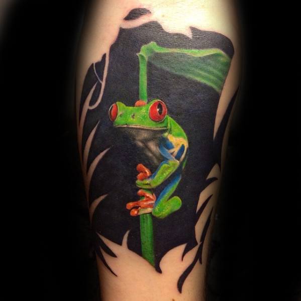 tatuaje rana en arbol para hombre 02
