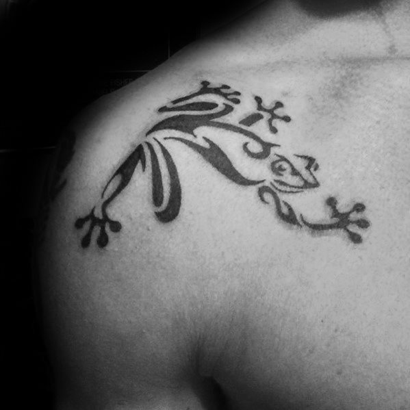 tatuaje rana en arbol para hombre 06