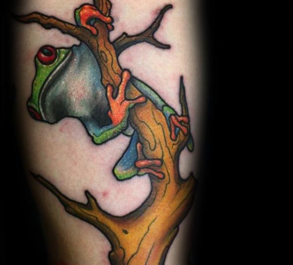 tatuaje rana en arbol para hombre 10