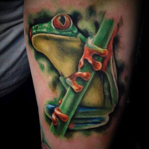 tatuaje rana en arbol para hombre 11
