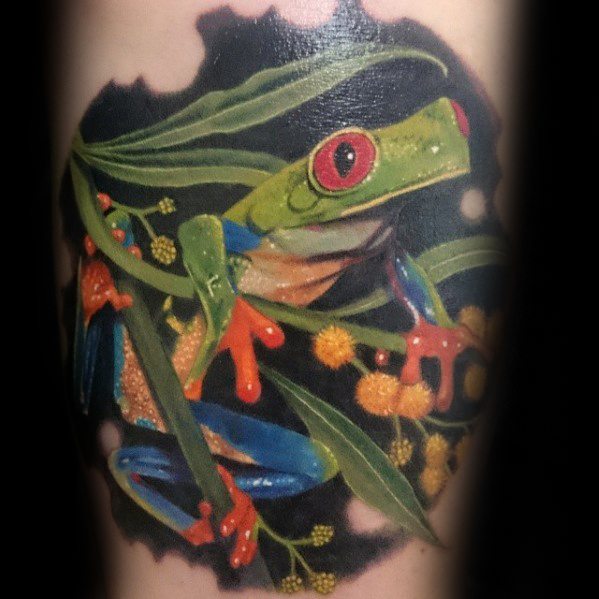 tatuaje rana en arbol para hombre 16