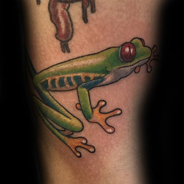 tatuaje rana en arbol para hombre 18