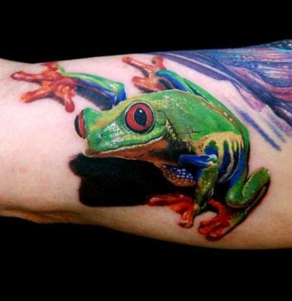 tatuaje rana en arbol para hombre 23