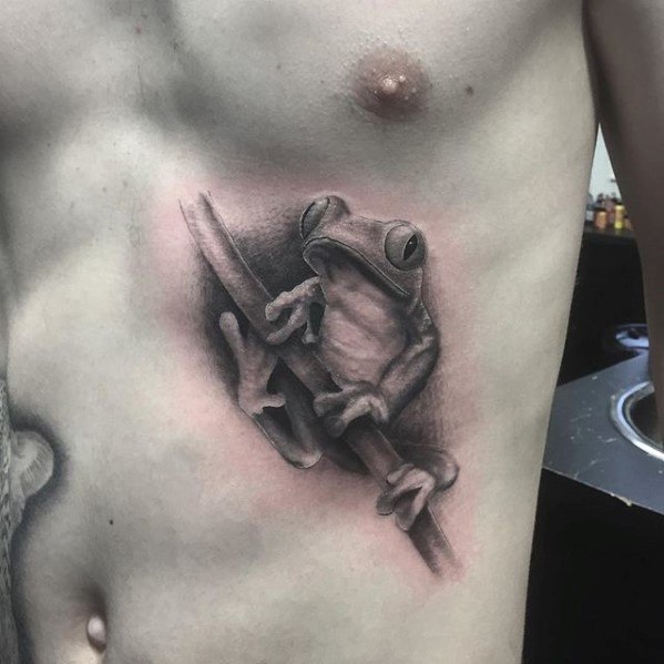 tatuaje rana en arbol para hombre 25