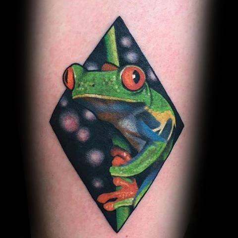 tatuaje rana en arbol para hombre 27