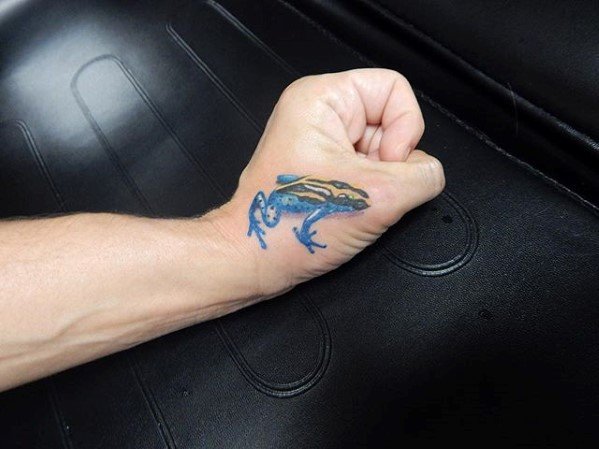tatuaje rana en arbol para hombre 30
