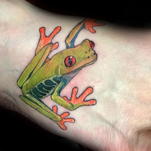 tatuaje rana en arbol para hombre 31