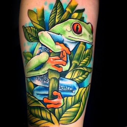 tatuaje rana en arbol para hombre 32