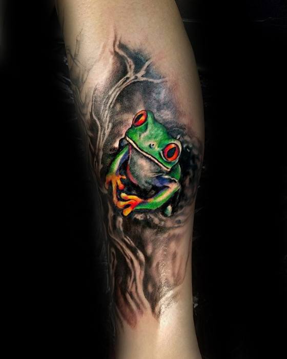 tatuaje rana en arbol para hombre 33