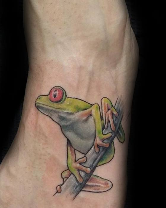tatuaje rana en arbol para hombre 34