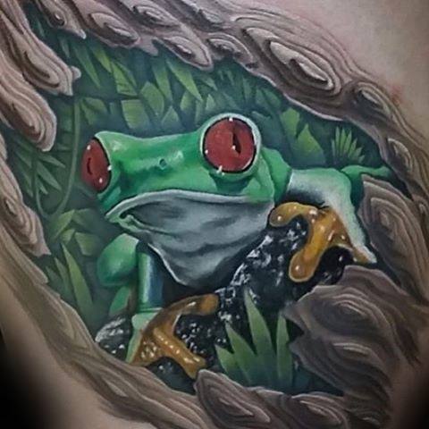 tatuaje rana en arbol para hombre 39