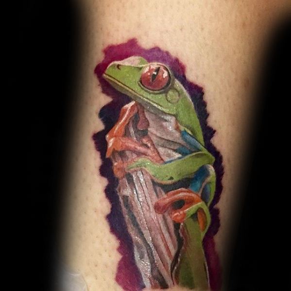 tatuaje rana en arbol para hombre 43