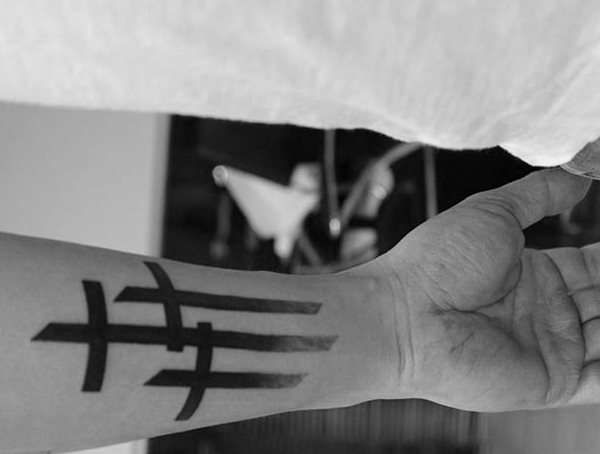 tatuaje simbolo para hombre 40