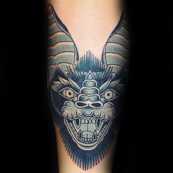 tatuaje tradicional murcielago para hombre 03