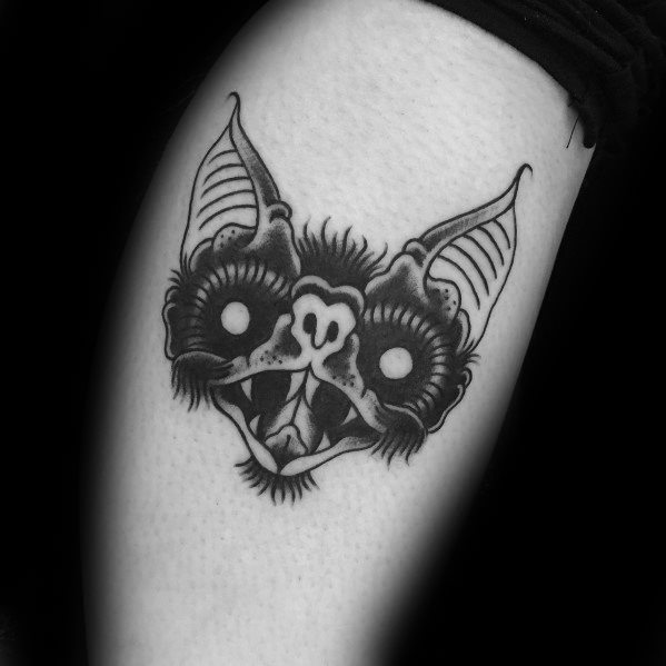 tatuaje tradicional murcielago para hombre 05