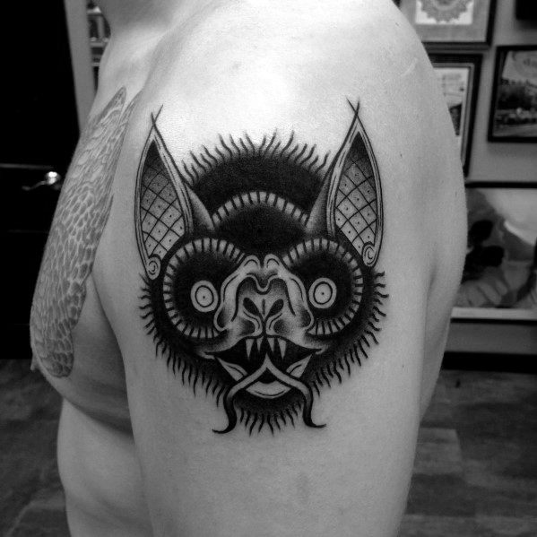 tatuaje tradicional murcielago para hombre 10