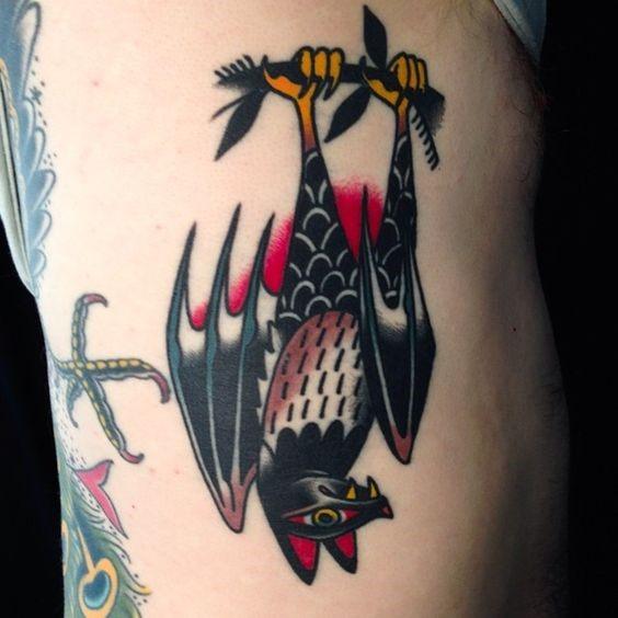 tatuaje tradicional murcielago para hombre 13