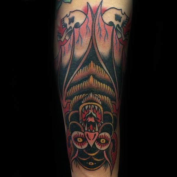 tatuaje tradicional murcielago para hombre 15