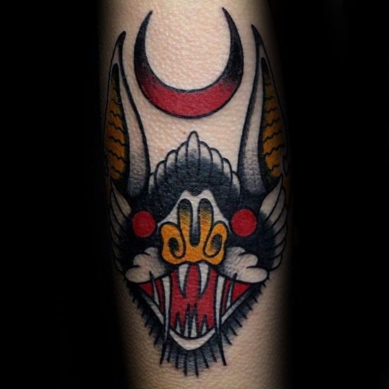 tatuaje tradicional murcielago para hombre 17