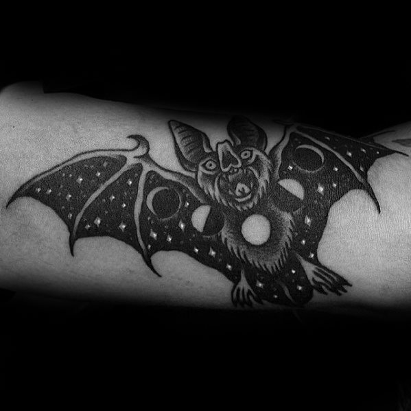 tatuaje tradicional murcielago para hombre 18