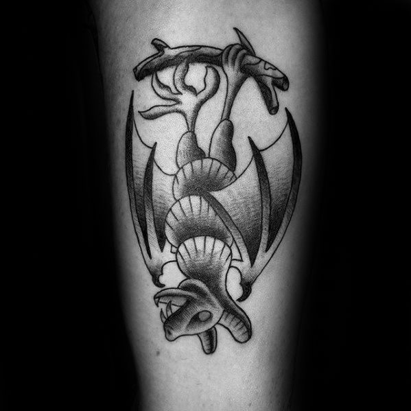 tatuaje tradicional murcielago para hombre 21