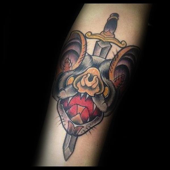 tatuaje tradicional murcielago para hombre 23