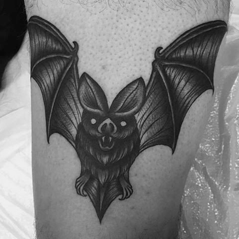 tatuaje tradicional murcielago para hombre 24