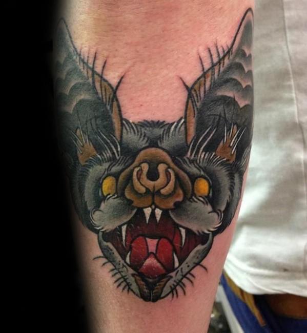 tatuaje tradicional murcielago para hombre 25