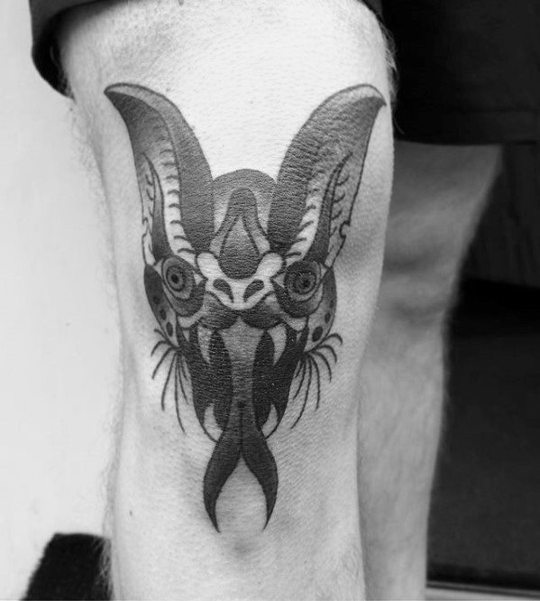 tatuaje tradicional murcielago para hombre 32