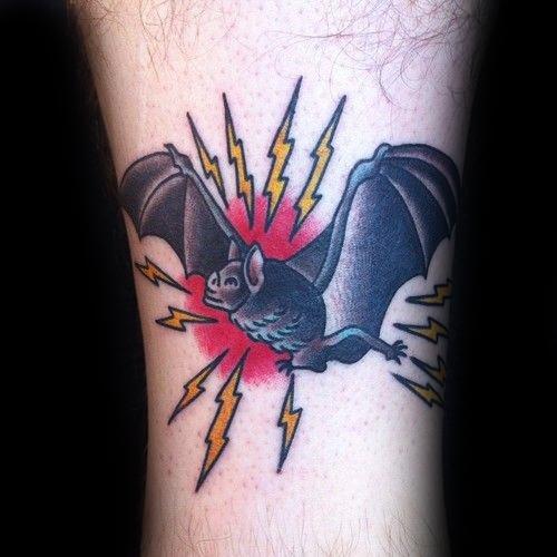 tatuaje tradicional murcielago para hombre 33