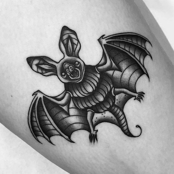 tatuaje tradicional murcielago para hombre 35